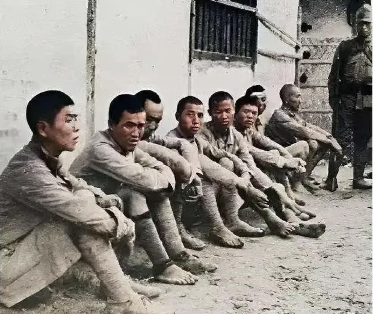 1943年，八路军战士张思问被俘，日军逼他当苦力，一个地主悄悄告诉他：“河对面就