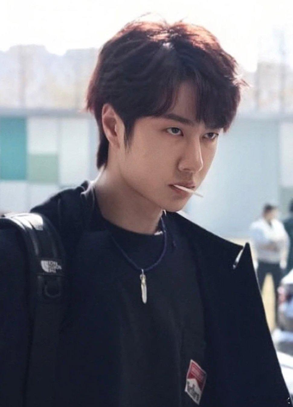 拽拽的表情都这么配，嗦棒棒糖夫夫