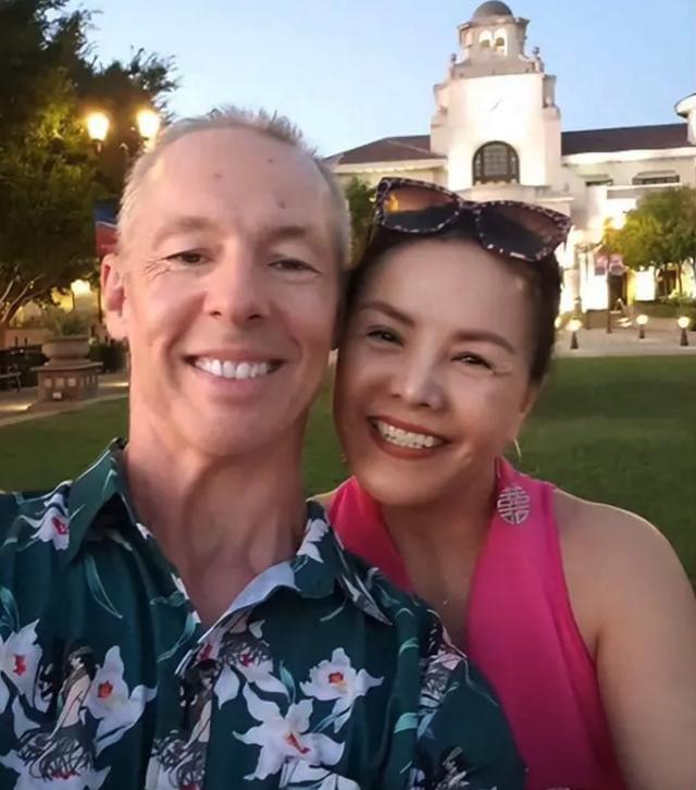 南京56岁大妈持旅游签勇闯洛杉矶，一个月俘获70岁英美双籍银行家，住进300平别