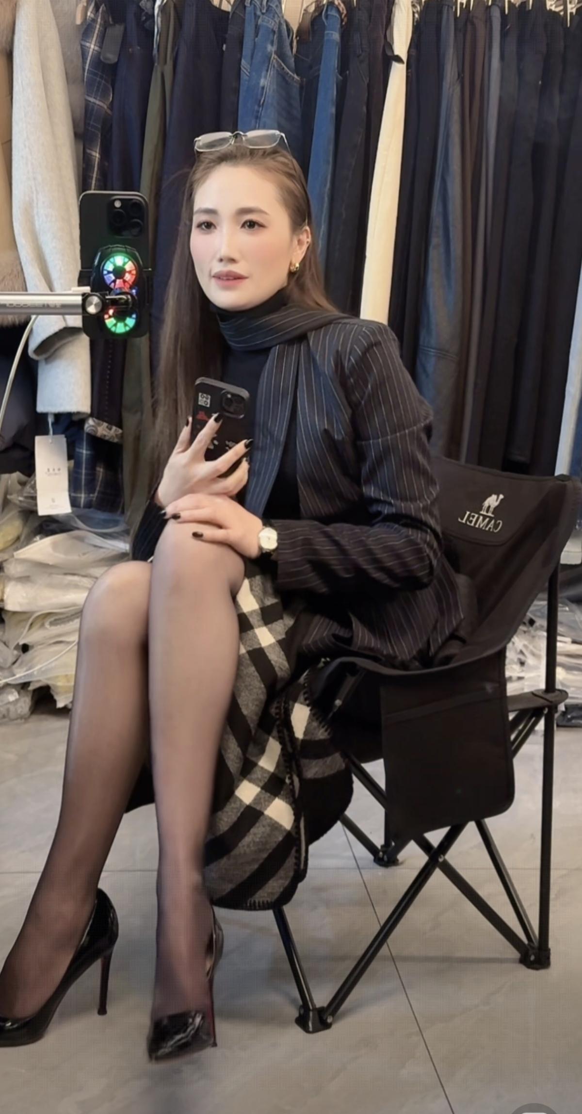 都市时尚穿搭指南：优雅黑丝与条纹西装完美结合！御姐大长腿高跟鞋黑丝高跟鞋穿