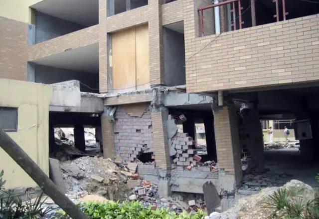 发生地震时，哪一楼层更安全？高楼层真的比低楼层危险吗？高楼层到底怎么了？住过