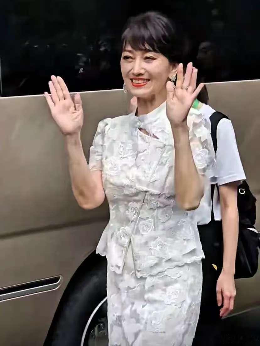 71岁赵雅芝现身青城山，穿搭跟仙女一样！​​​