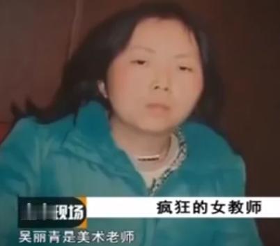小男孩正低头画画，女教师弯下身子打算凑近指点，谁知男孩眉头紧紧皱起，下意识往后躲