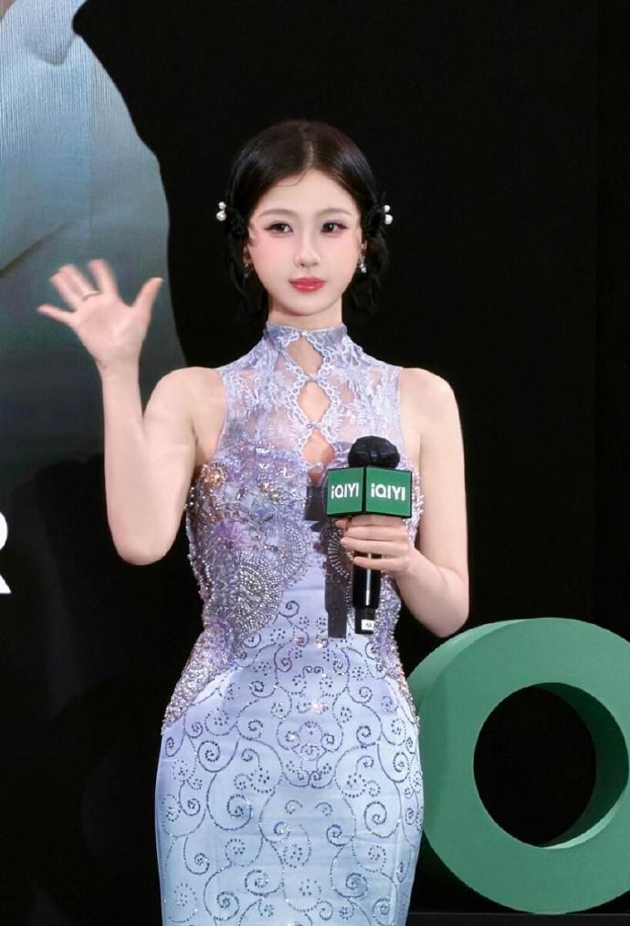 今天虞书欣在出席时尚活动的时候搭配的很靓丽，看起来特别的有女神范儿，气质超好。