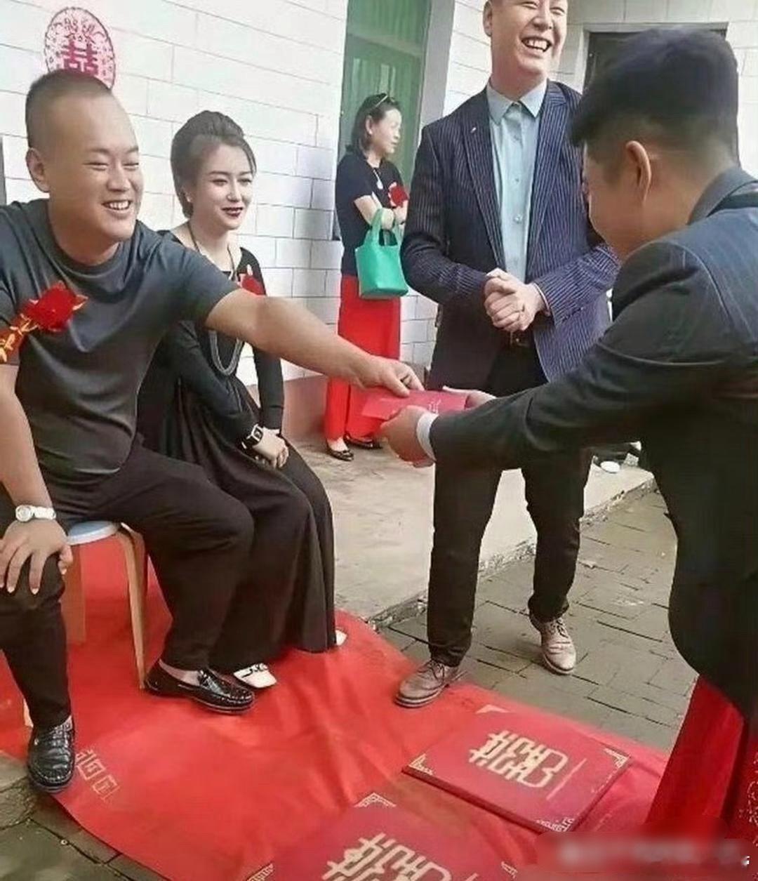 丈母娘这样的长相，估计新娘更加漂亮吧！