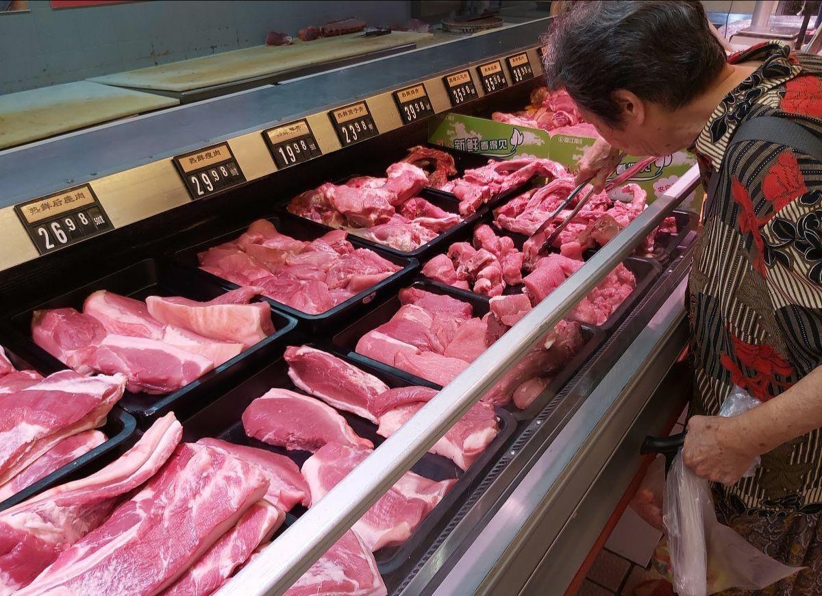 同样是猪肉，为啥超市比菜市场便宜3块多？屠宰场老师傅一句话道破真相，太涨知识了！