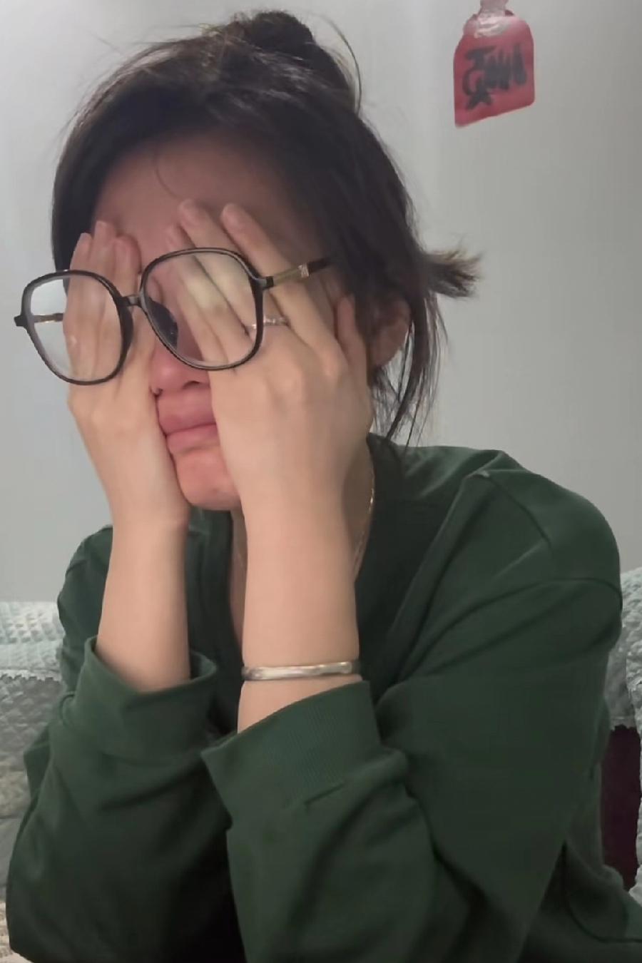 上周末我表姐跟我视频，说着说着就哭了。她说她老公前几天突然跟她摊牌，要离婚。