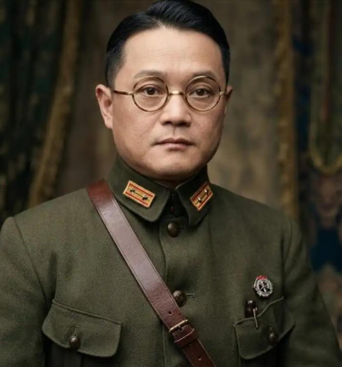 1949年，国军上将潘文华决定起义，却发现七姨太是特务，为了不打草惊蛇，他对七姨