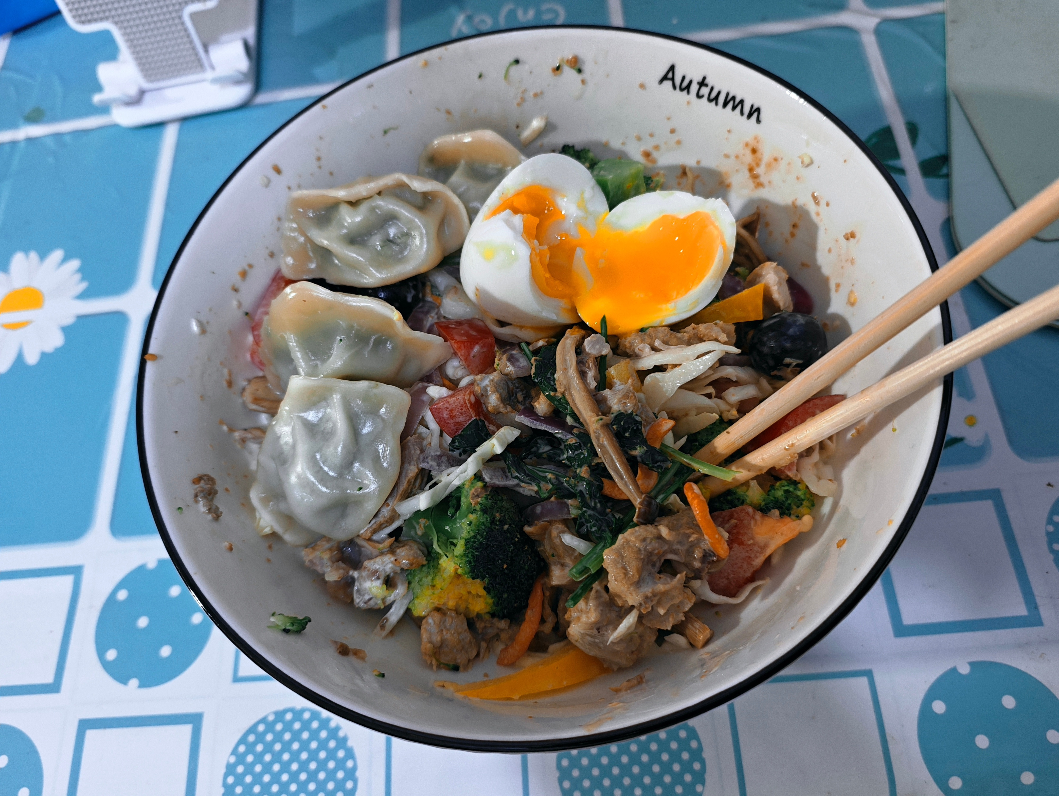 分享一下今晚沙拉的食材构成：蟹味菇，虫草菇，水果红椒，水果黄椒，芫荽菜，洋葱，球