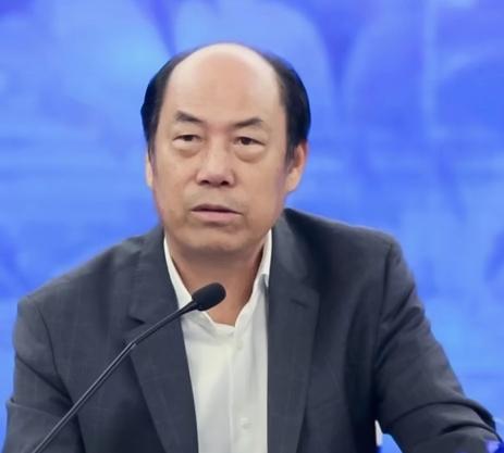 同样是欠了一屁股债，许家印进去了，杨国强还在外面撑着。恒大当年火的时候拼命借钱拿