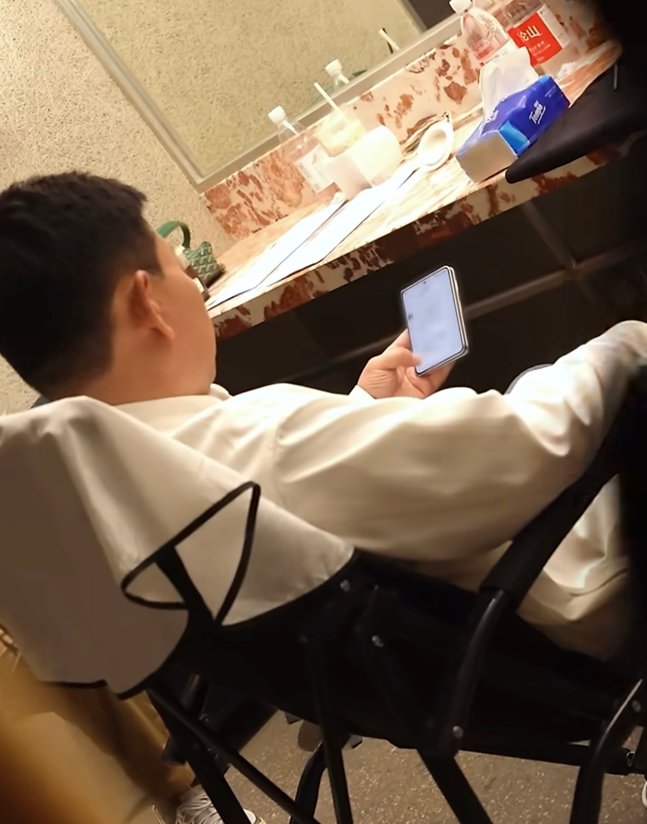 我靠，新机真机又让老余给曝光了！跟网传基本一致，deco居中单手握持手机刚刚好