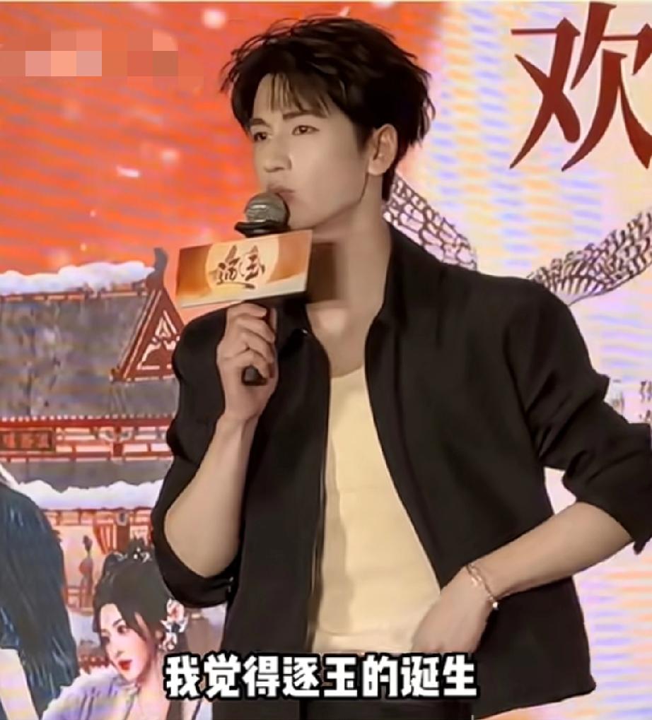 张凌赫说【逐玉】把很多观众带回长剧市场他觉得这部剧取得了很好的成绩。虽然不