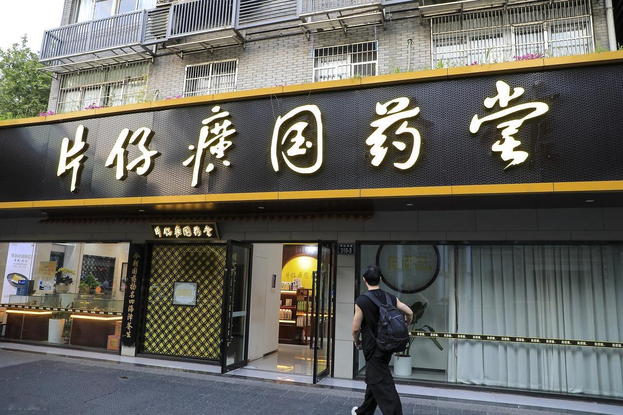 这里面藏着一条行业通用的底层逻辑：当核心要素占成本大头时，供给格局的任何一点变化
