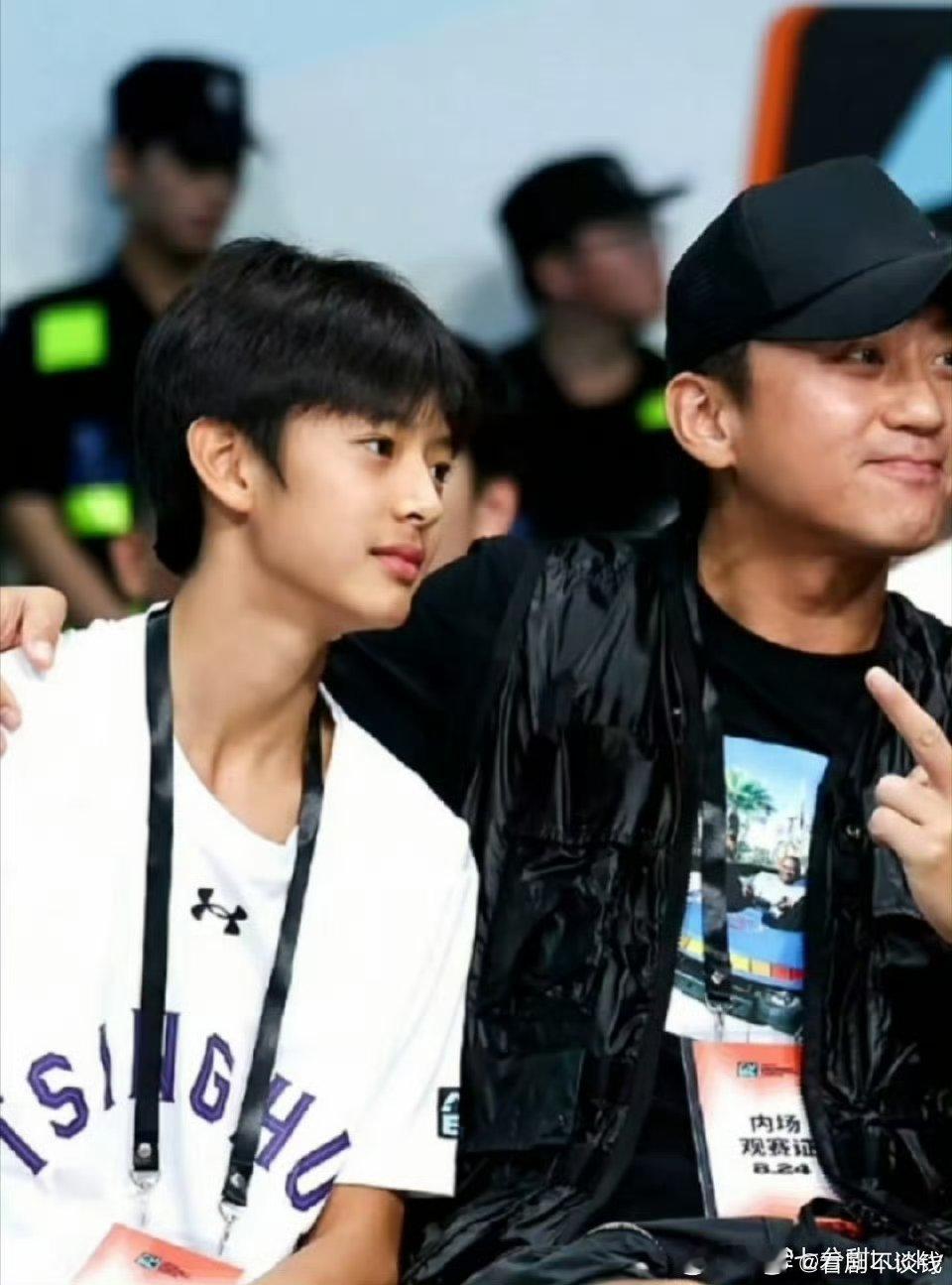 邓超晒照为儿子庆生天呐，完全继承了孙俪和邓超的优势吧底子太好了，帅哥预定了!