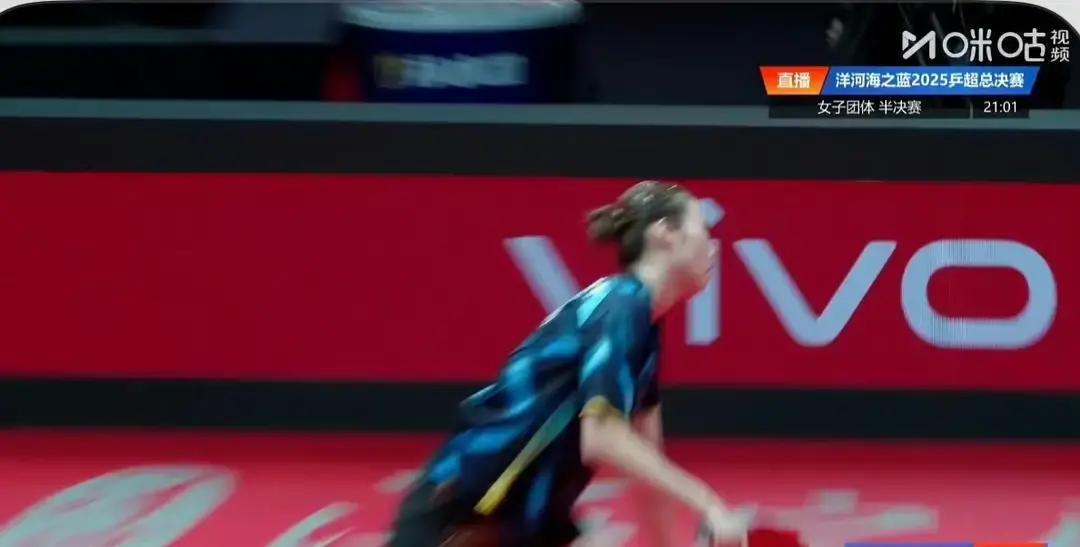 王晓彤把陈幸同逼进决胜局，却挂在脸上的懊恼把胜利拱手相送。她每丢一球就皱眉、跺脚