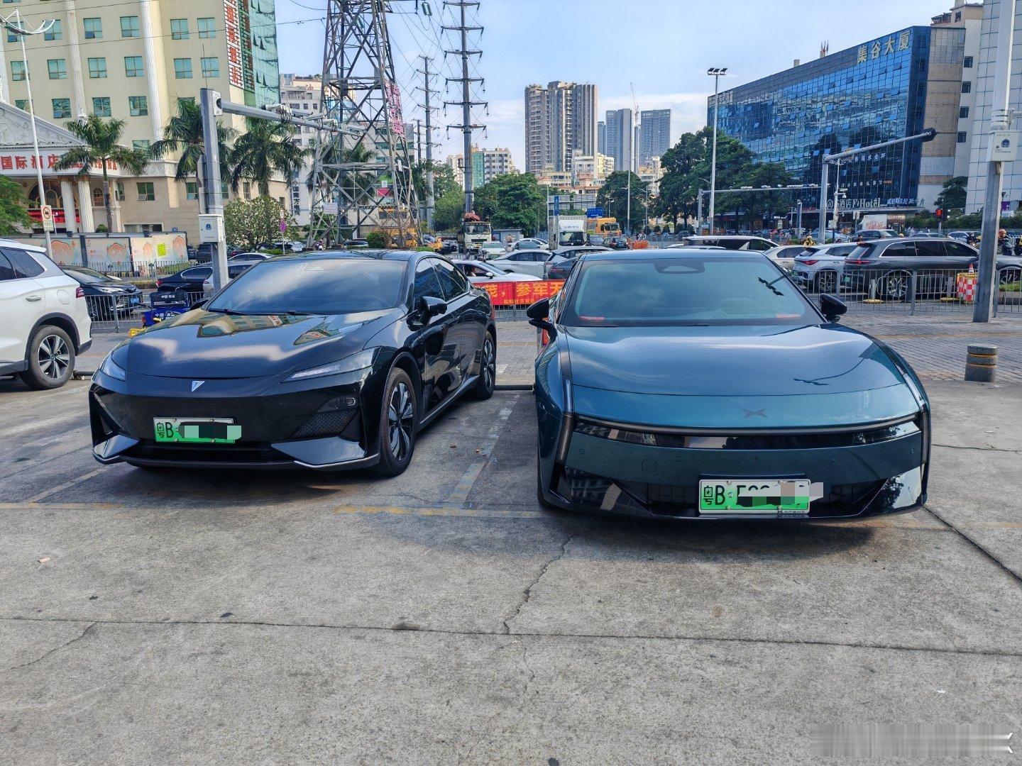 在停车场偶遇2025款小鹏P7和深蓝SL03，小鹏P7的侧面真是太漂亮了！