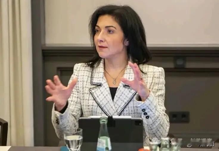 德国经济部长这波“灵魂拷问”火了！柏林贸易会议上，凯瑟琳娜·赖歇对着一众企业代表