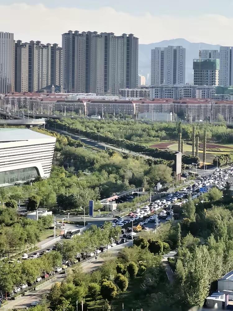昨晚乌鲁木齐堵到瘫痪，我还以为是哪个顶流明星来了，结果全城出动，竟然是为了看一场