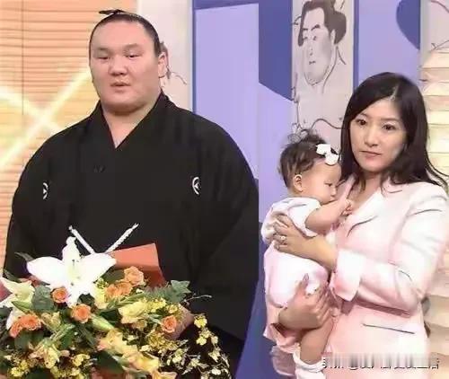 这绝对是铁汉柔情的故事。来自蒙古的横岗白鹏，娶了财阀的千金，一口气生了三个孩子