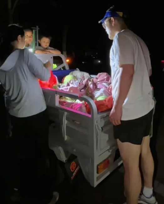 男子深夜开车回家，看到路边有个带着2个孩子卖西瓜的妈妈，男子停车向娘仨走了过去…