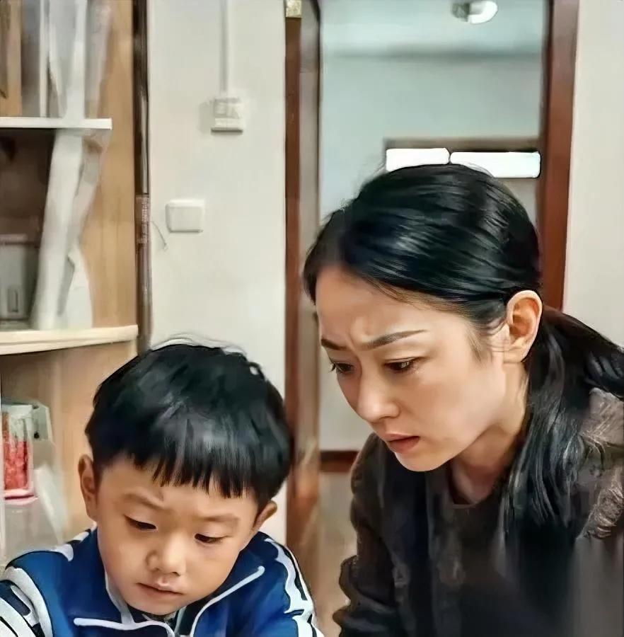 “她才31岁。”“洗胃那天，孩子还在背拼音。”——可真正把她推下悬崖的，