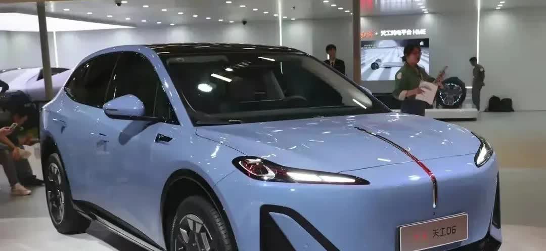 东方美学，现代科技。潮派设计，运动魅力。国货之光，看我红旗！红旗