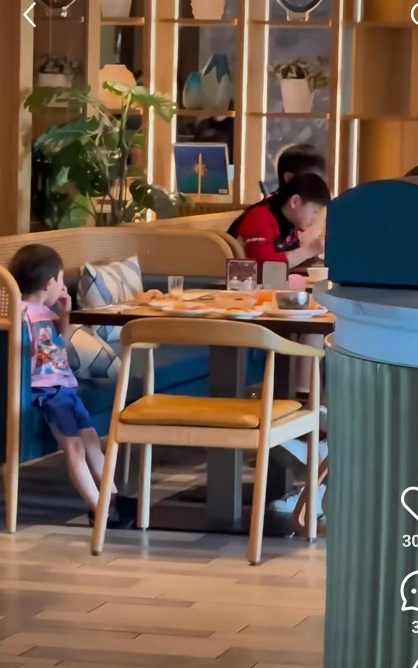 莎莎吃了早饭，就去上训了。今天是国乒抵达横滨的第二天，莎莎和队友一起吃早饭，这