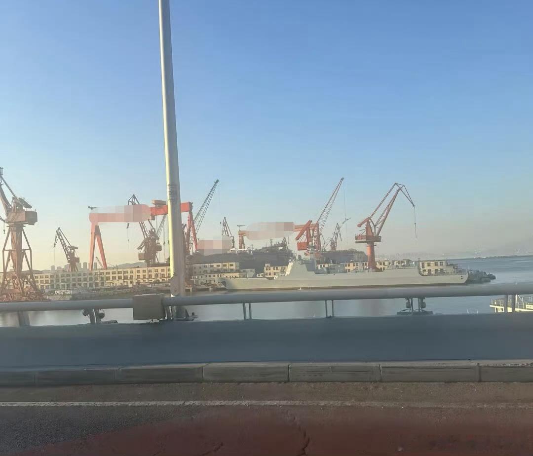 北方某地正在舾装的052D最后一批在建的052D，预计明年年中前全部服役图源