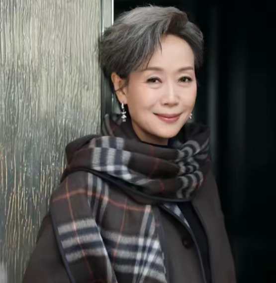 一夜之间，喜欢叶童的，和不喜欢的都沉默了​《一路繁花2》，庆奶问叶童为啥不再