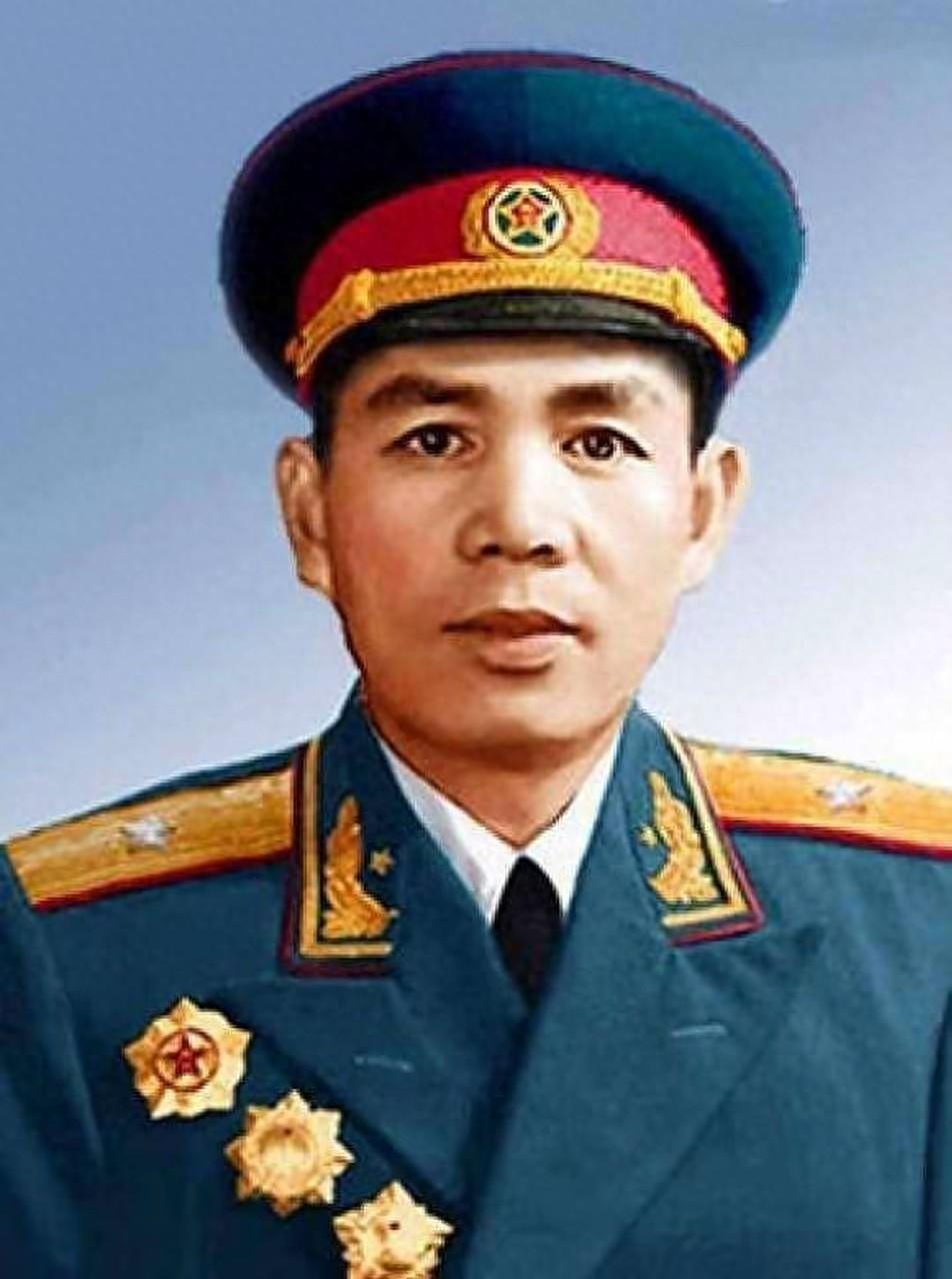 开国少将中，谁第一个担任大军区司令员？并非丁盛，也不是龙书金最近许多读者留言谈