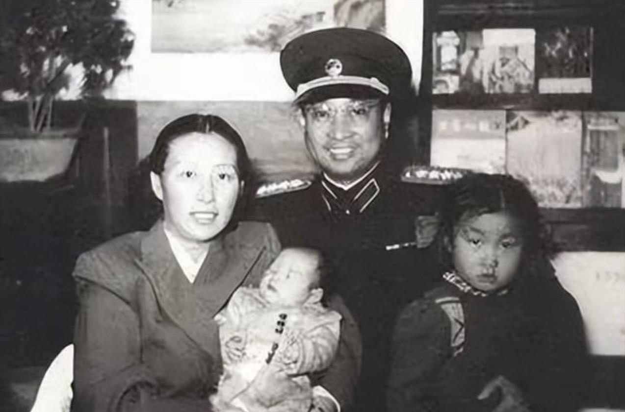 上世纪50年代，副总长陈赓大将前往广州疗养，还带着儿子小庶。谁料遇到了老战友陈少