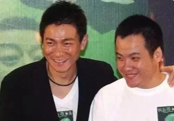 2006年，新人导演宁浩邀请刘桦出演自己的电影《疯狂的石头》中的“道哥”，刘桦直