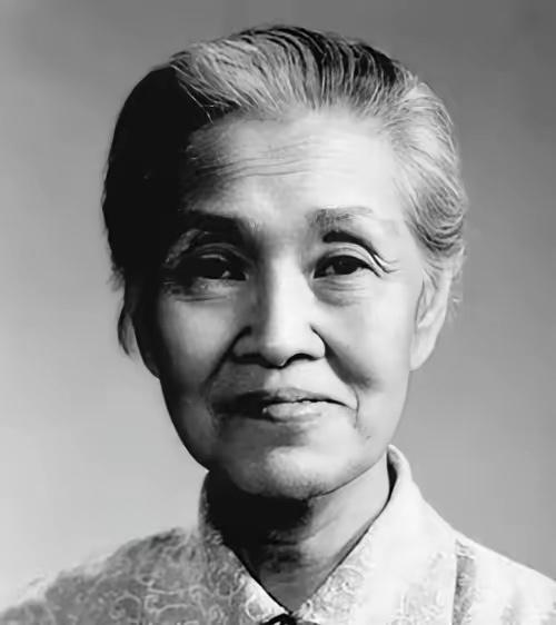 1964年，一名身患重症的孕妇正要进行手术，林巧稚拦下做手术的医生，说：