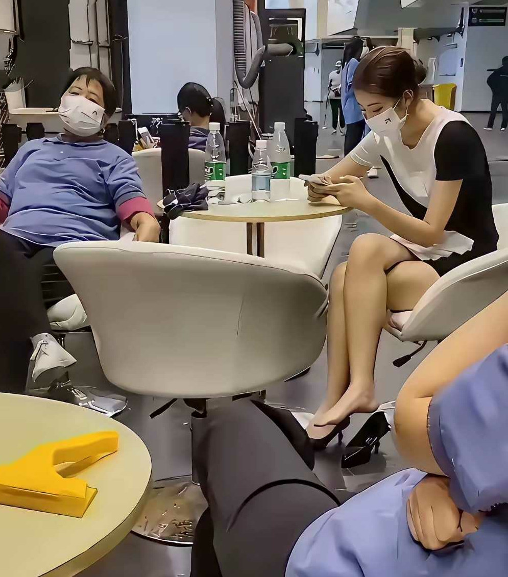 抛开颜值不谈，谁的气质更好一些？