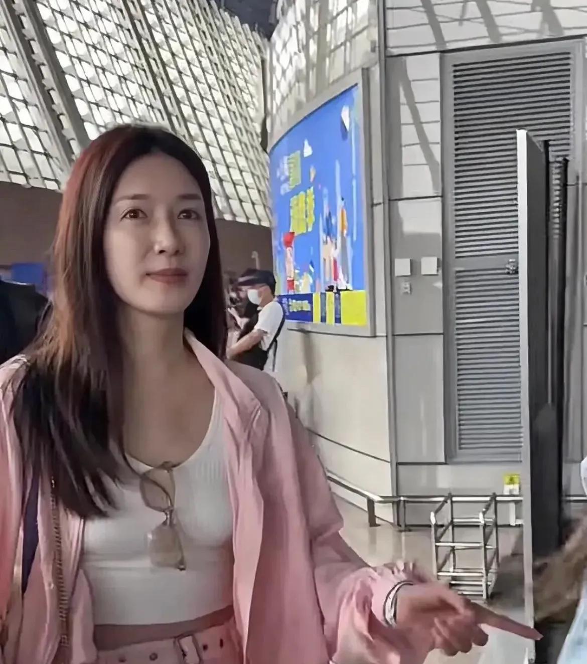 江疏影在机场生图，底子很好，本人很清秀很有气质。