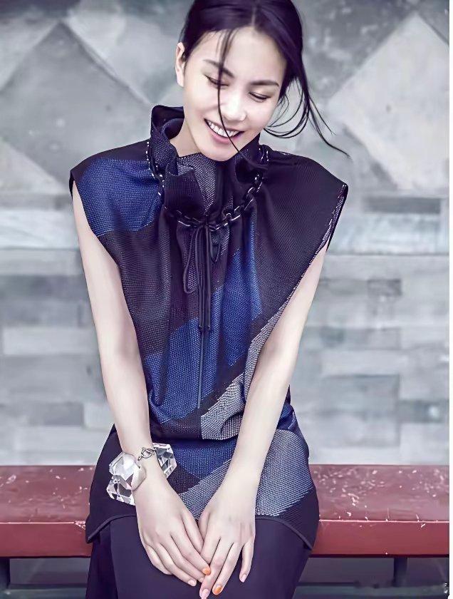 我发觉王菲是一个外貌协会的人，李亚鹏自曝年轻时拍戏从不化妆，他的皮肤天生就是比较