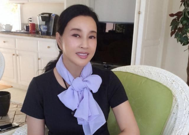 刘晓庆回忆监狱生活，忍不住落泪：六个人挤一个厕所，没有一丁点隐私 刘晓庆这个