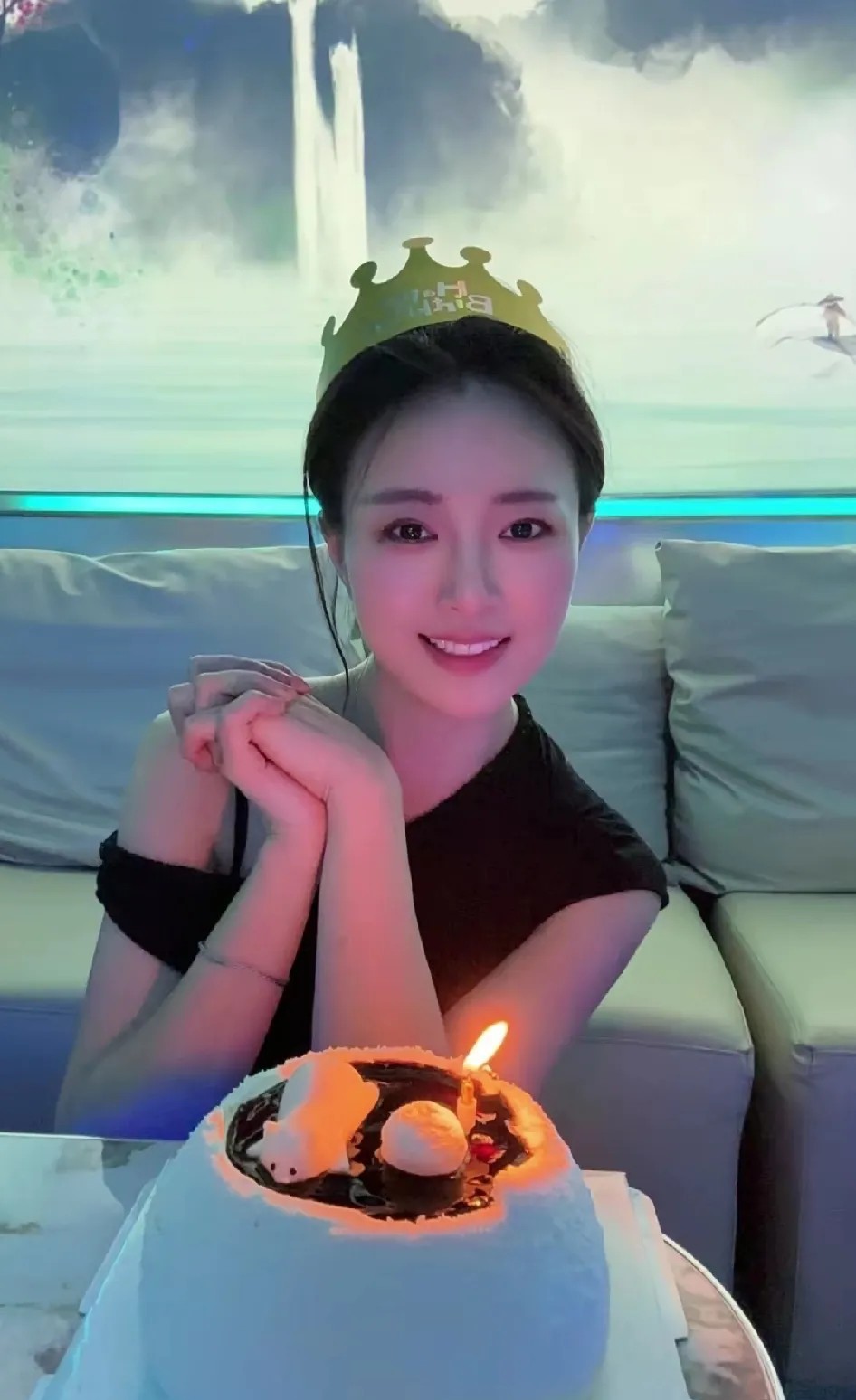 教你们怎么追漂亮女人。第一，不要把她当特殊看。第二，不要因为她漂亮就