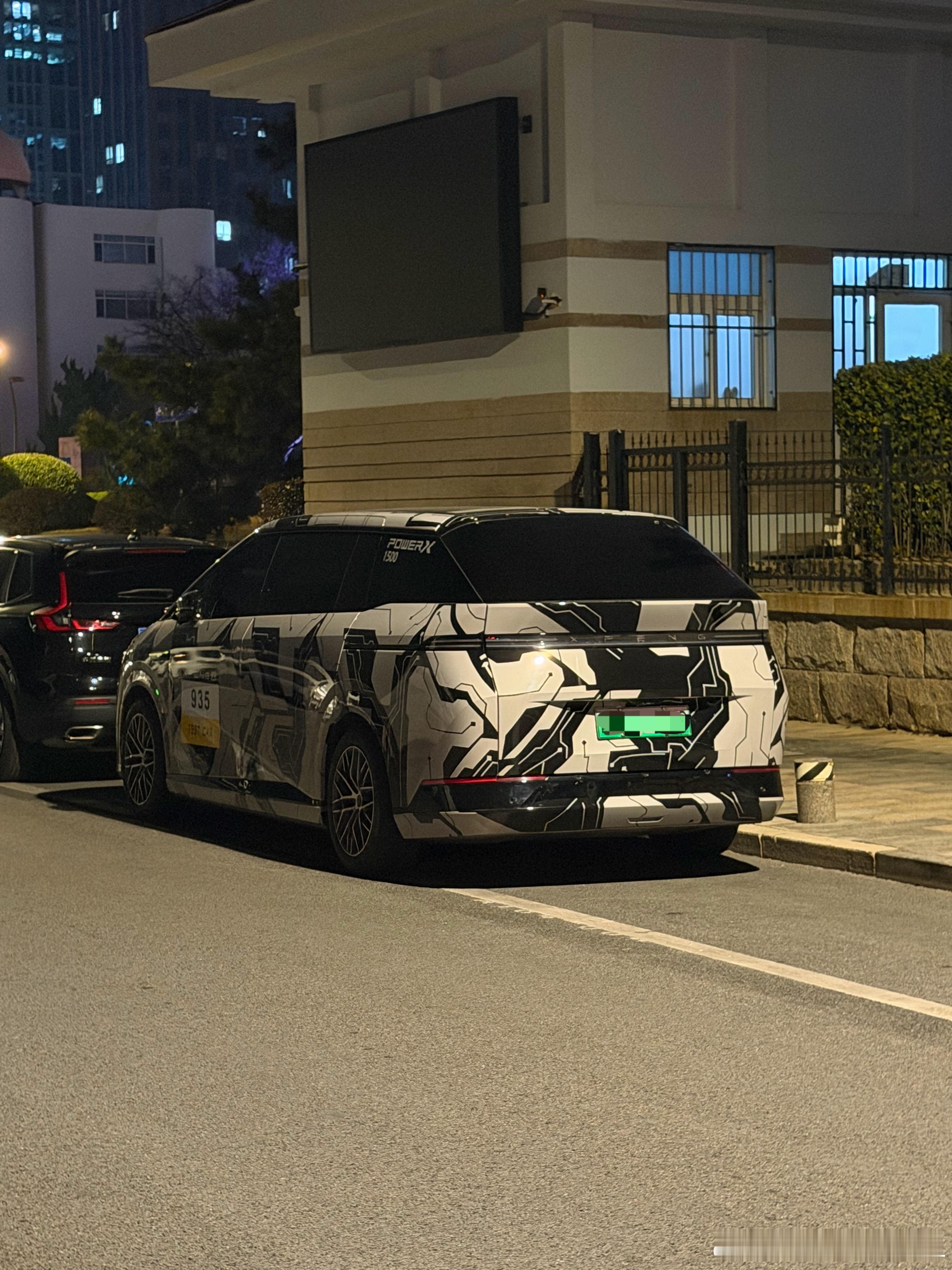 偶遇一辆涂装很帅的小鹏X9！