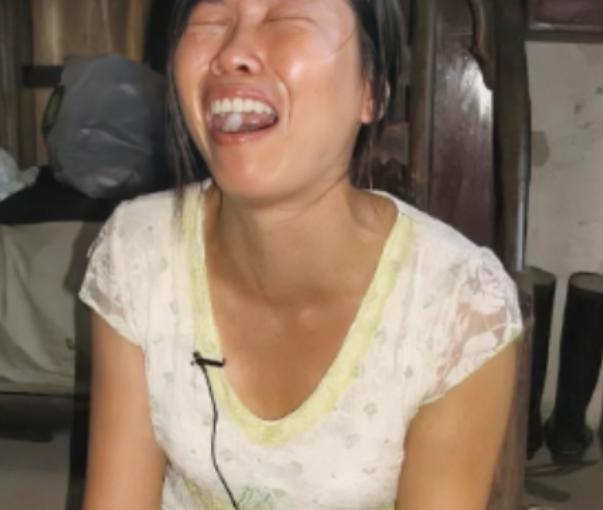 一个年仅五岁的女童苏丽，仅仅因为偷吃了一块锅里的油渣，就被亲生母亲燕志云强行灌入