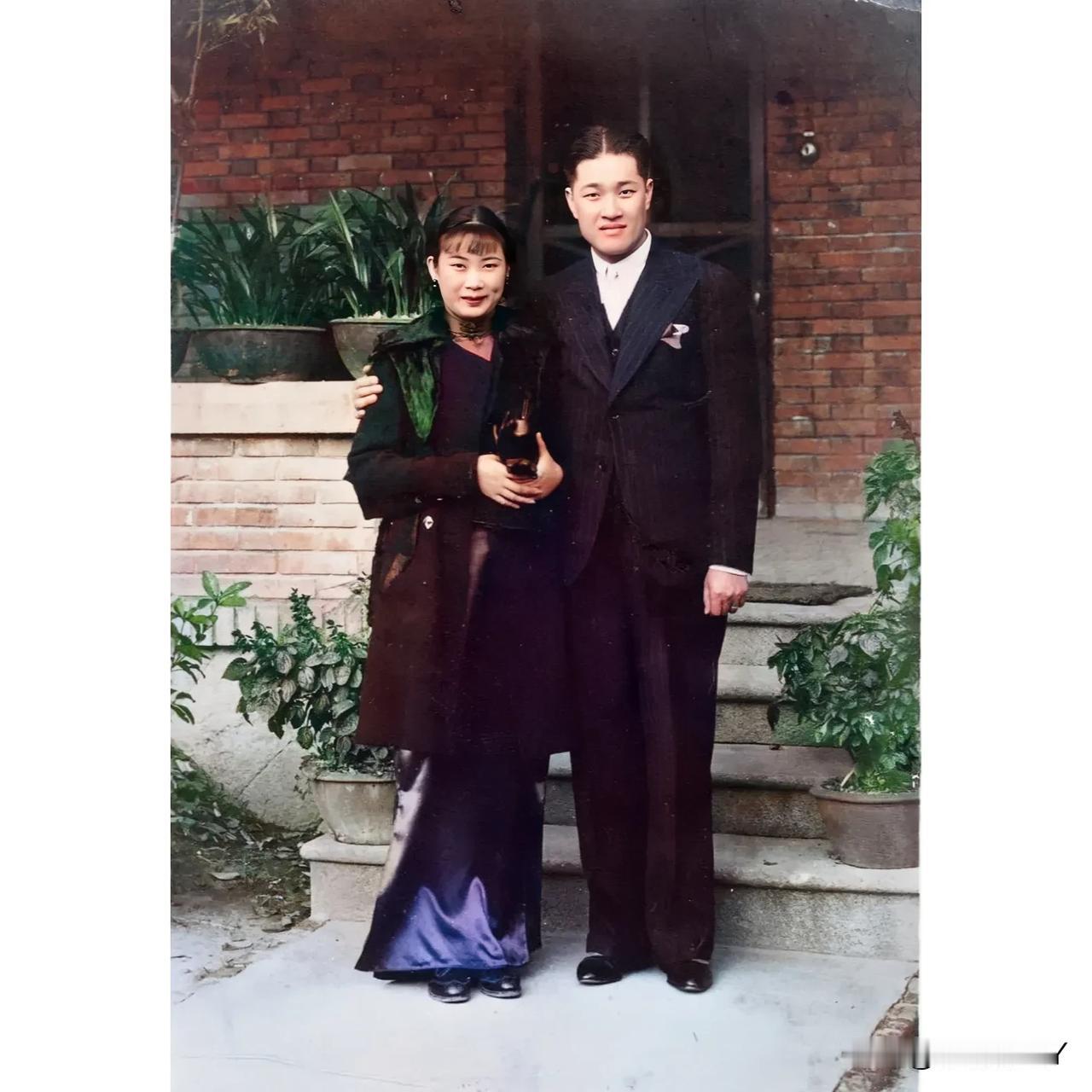 民国第一美女胡蝶与潘有声热恋期间的珍贵合影，拍摄时间是上世纪三十年代初期。