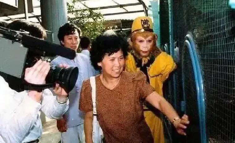 同一个人，两场葬礼：2017年他在灵堂里提新片，2024年却低头三鞠躬2017