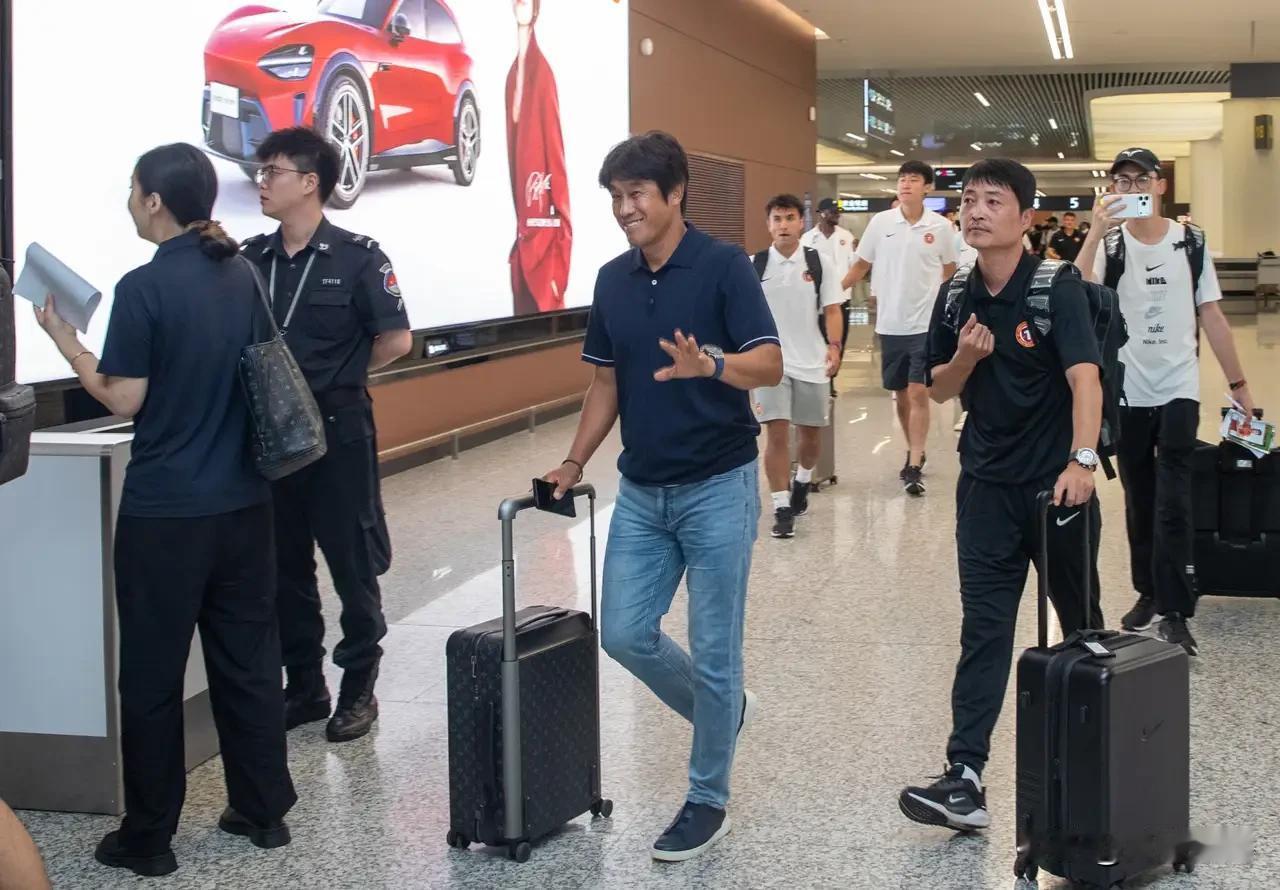 徐正源带领铁人到达成都人气依然火爆，大批四川球迷到机场迎接，也衬托出阿洛伊西的无
