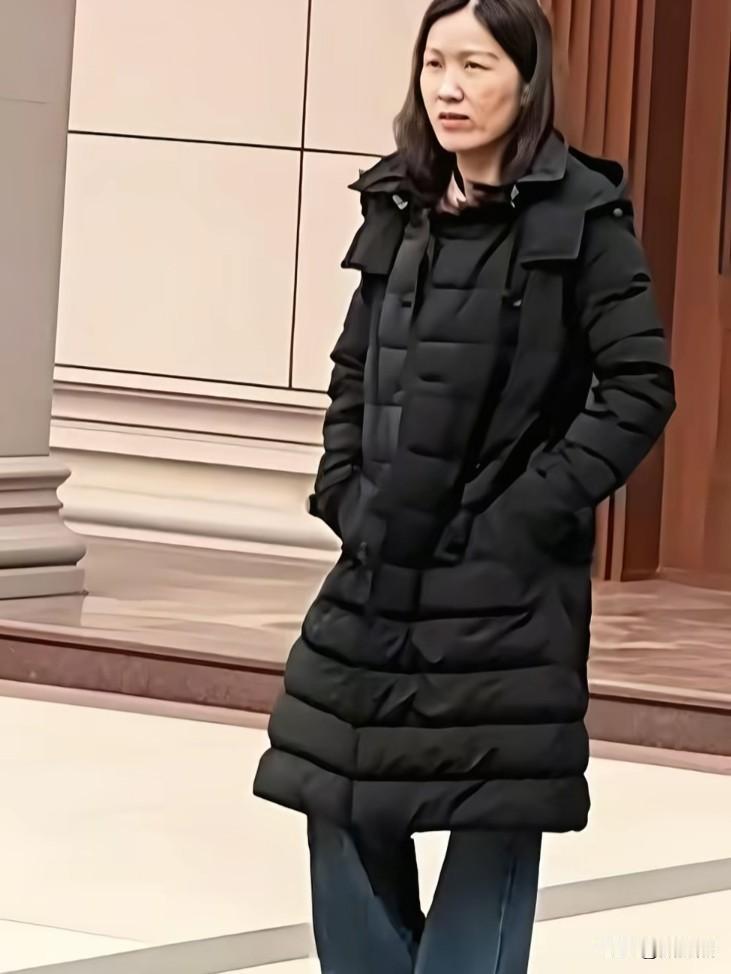 她是刘强东父母收养的妹妹名字叫刘静姝，今年35岁，人长的眉清目秀，苗条的高个子，