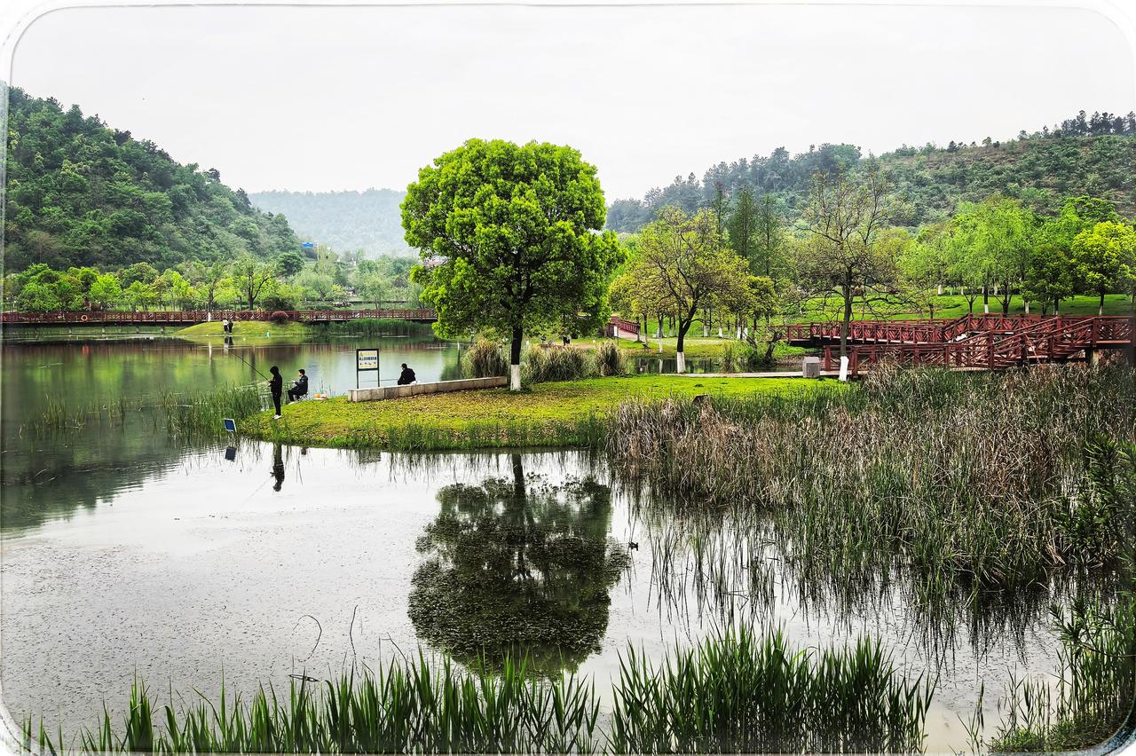 武汉光谷兰亭公园之欢在光谷的一隅，兰亭公园轻展画卷，它是休闲娱乐的梦幻彼岸。欢