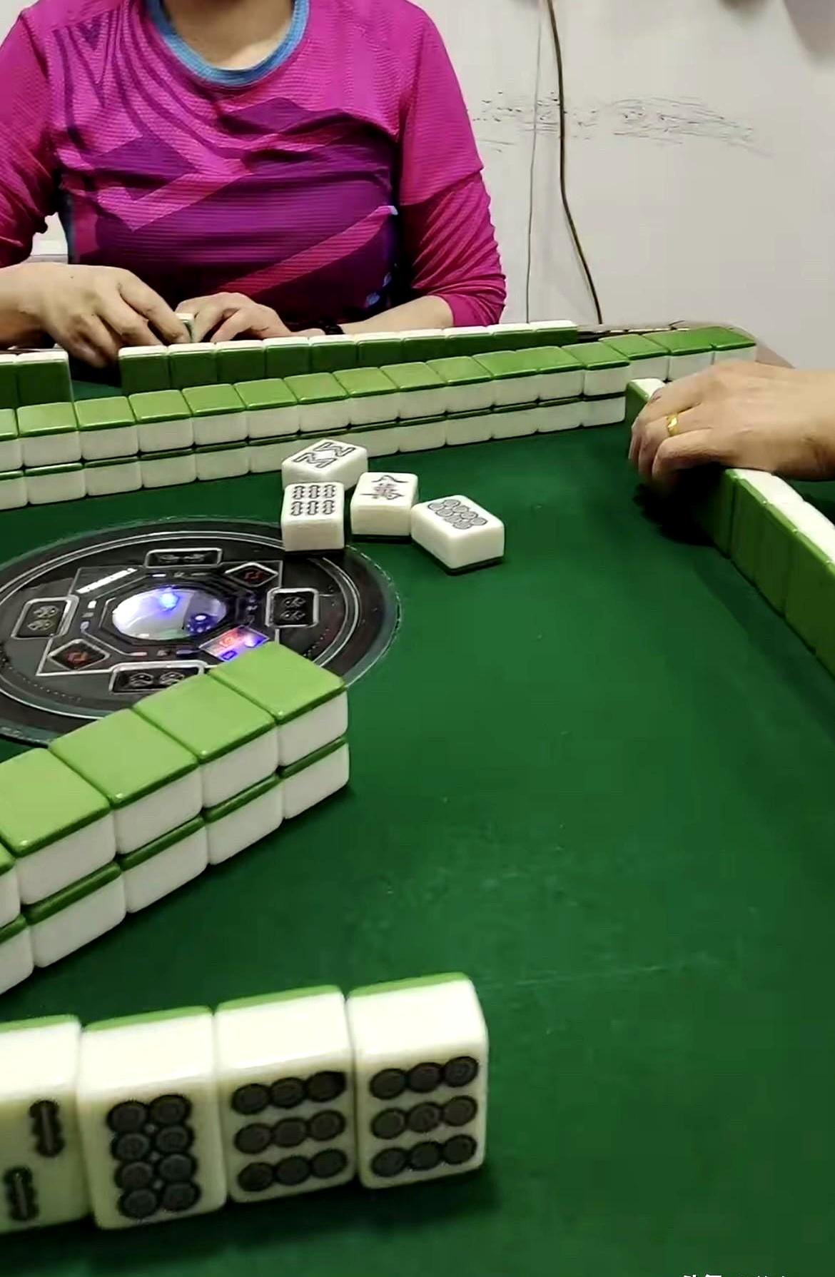 昨天晚上棋牌室打麻将真的让我长了见识。几位五十左右的女性打麻将时，常聊露