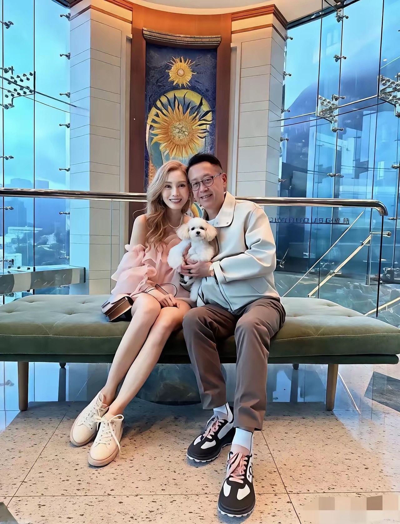 李嘉欣和老公的合影，被她老公脚上的鞋子吸引了眼球，看着真好看，比李嘉欣的还好看，