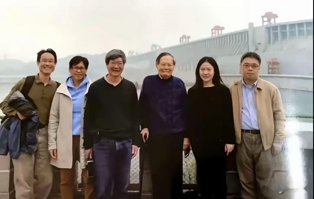 一张难得的全家福杨振宁带着三个儿女和妻子翁帆一起出游拍下了这一张难得的全家福