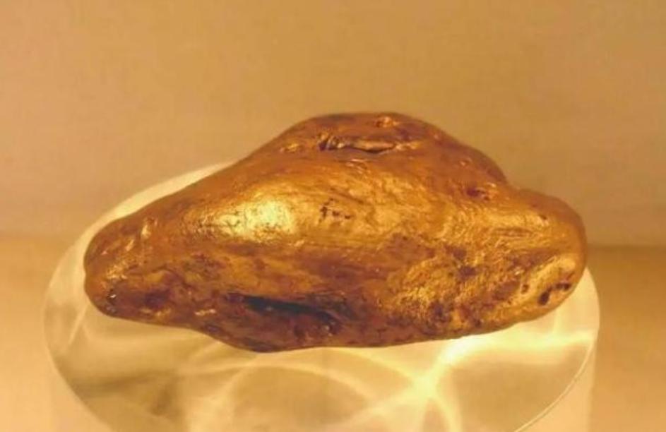 1988年，河南三门峡，农民张占鳌正赤脚在小河里摸鱼虾，忽然，河底沙滩上传出一