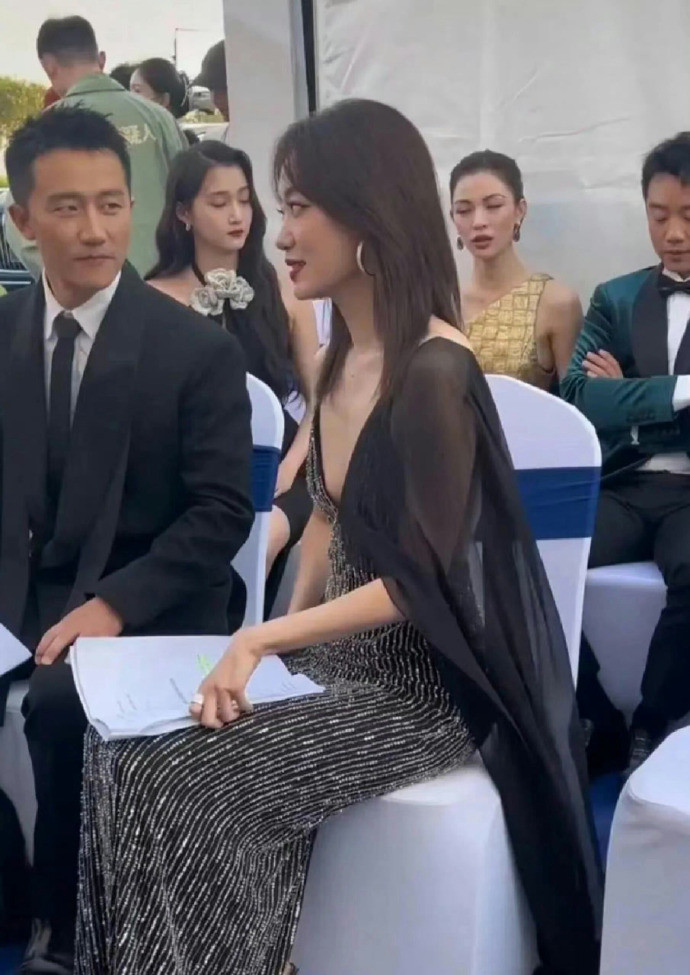 张小斐不适合穿这身衣服，搞的黄轩都不敢低头​​​